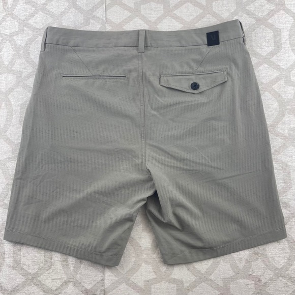 Vuori Shorts Mens 34 Grey Pebble Stripe Performance Stretch Golf Chino - Picture 2 of 9